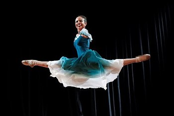 Vitoria Buono Boche performing a split leap with 180+ degree flexibility